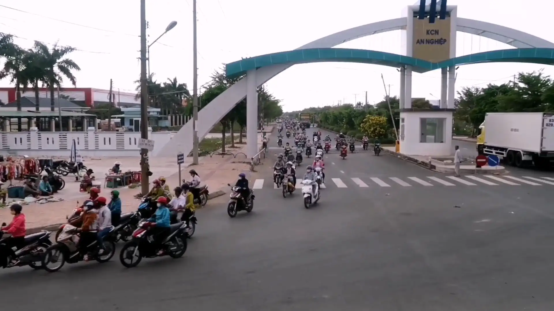 Buổi chiều tan ca của công nhân tại khu công nghiệp An Nghiệp Sóc Trăng