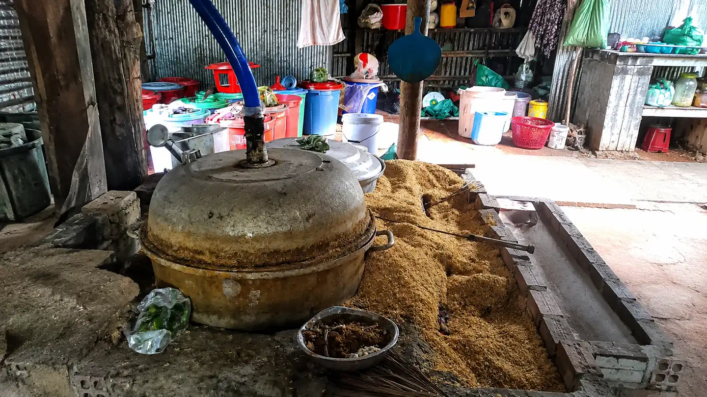 Nghề nấu rượu, nuôi heo của người dân Nhu Gia
