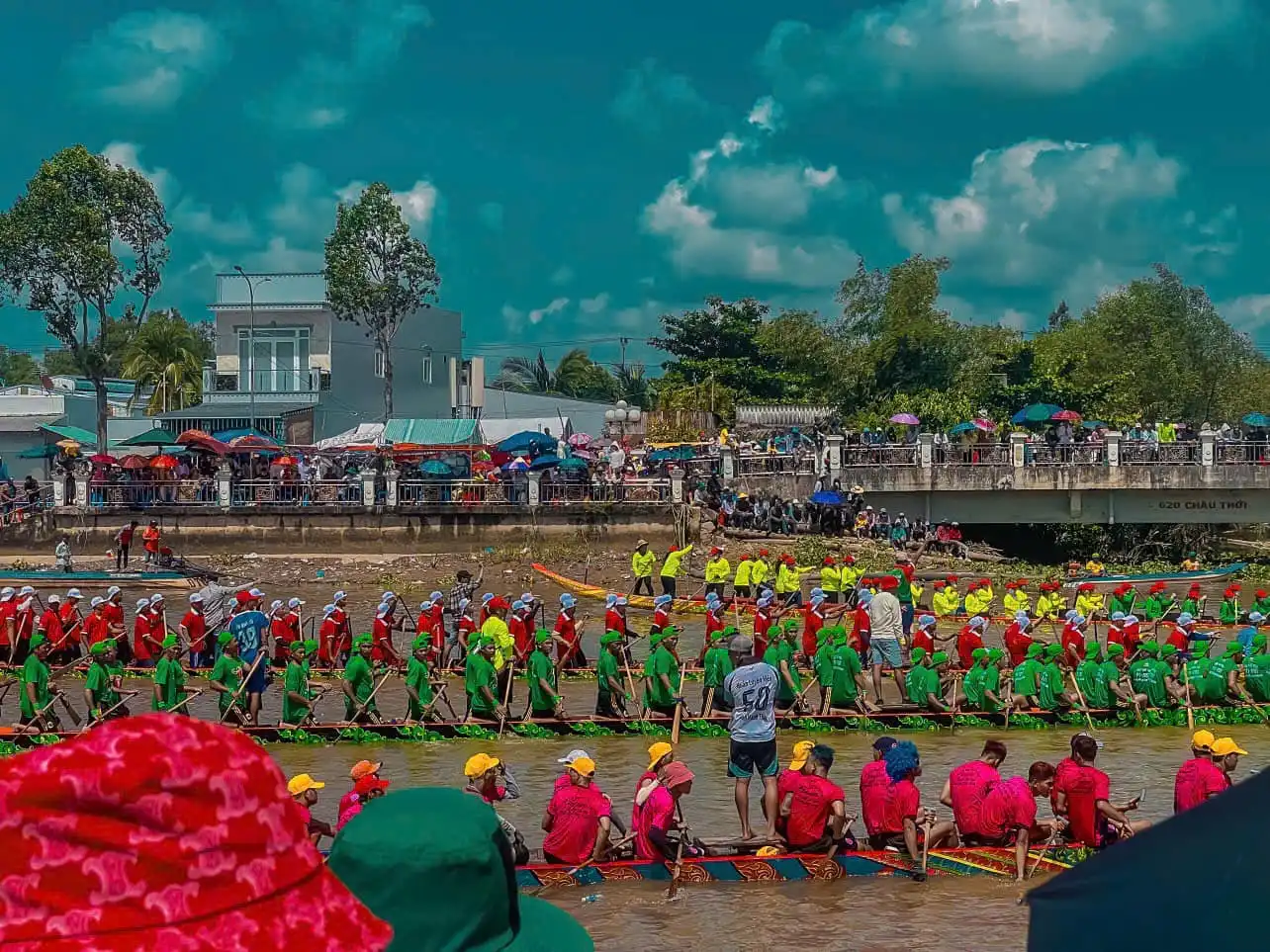 Quang cảnh các đội Đua ghe ngo đang chuẩn bị tranh tài dịp Lễ Oóc Om Bóc Sóc Trăng
