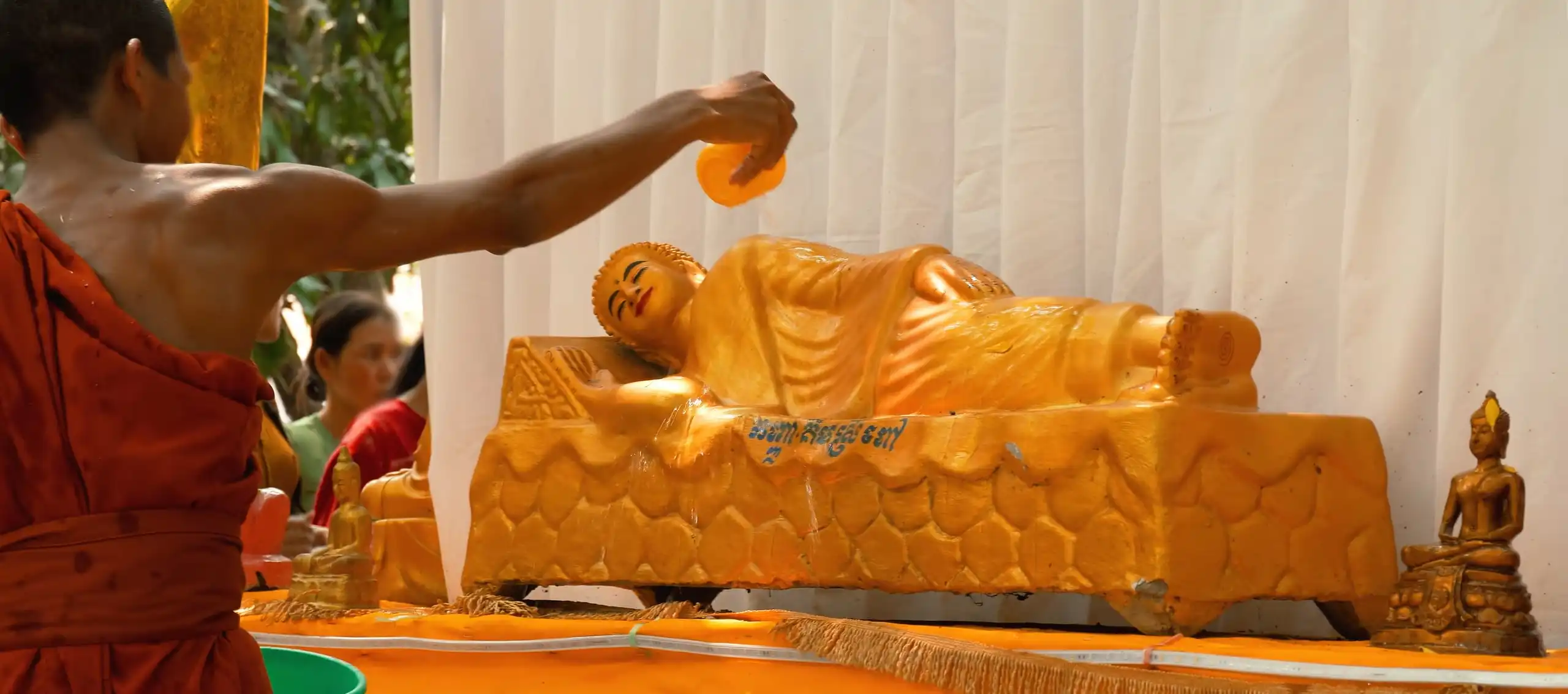 Tắm Phật – Gột Rửa Điều Cũ