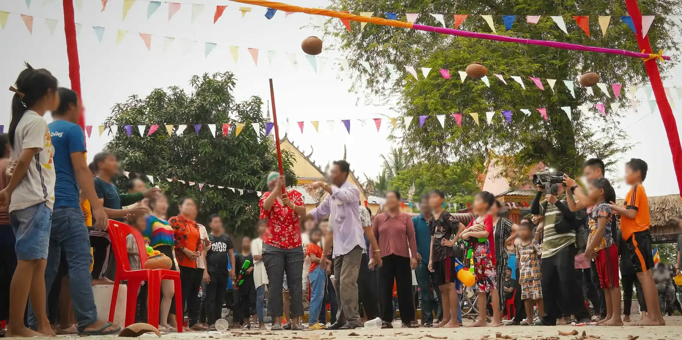 Trò chơi dân gian bịt mắt đập nồi tại lễ tết Chôl Chnăm Thmây Sóc Trăng