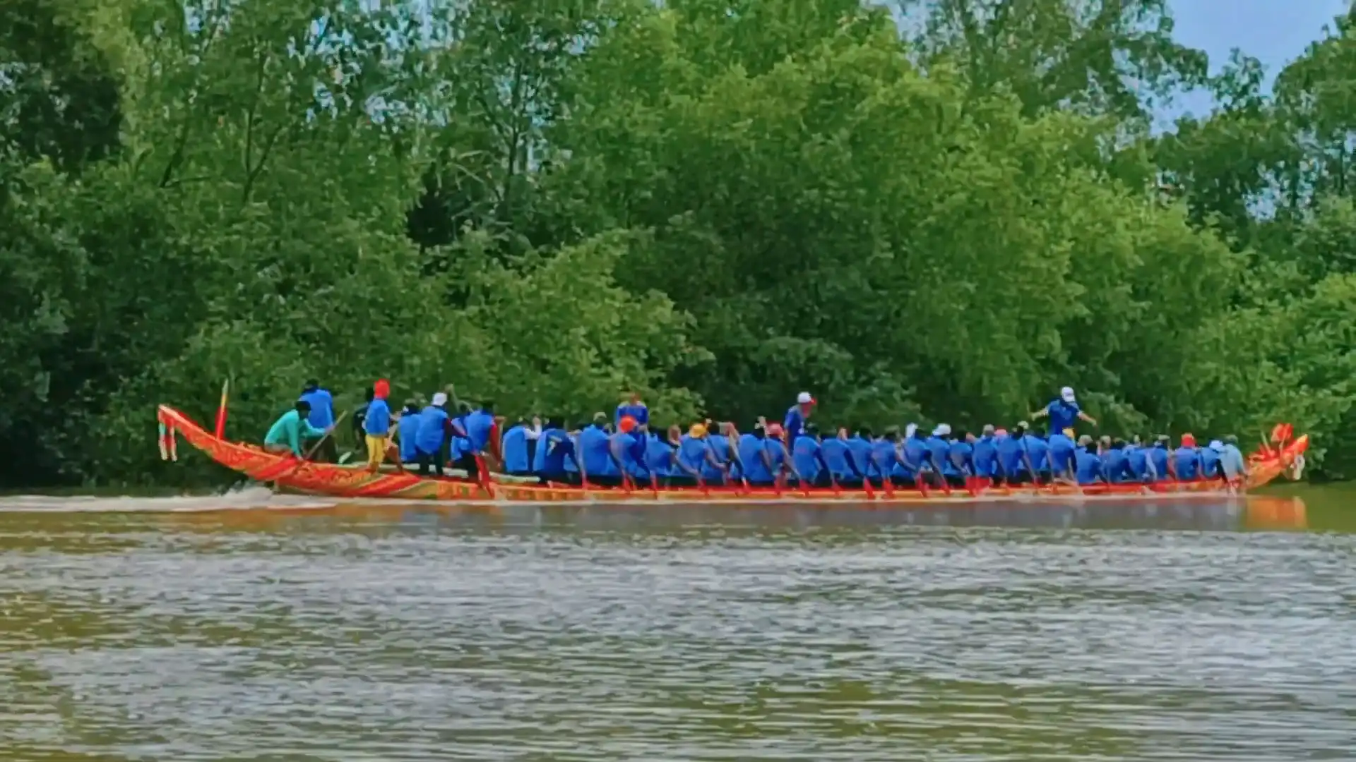 Ảnh đội đua ghe ngo tập luyện chuẩn bị thi đấu dịp Lễ Oóc Om Bóc Sóc Trăng